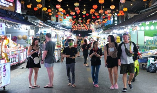 Du khách tham quan mua sắm tại chợ đêm Phú Quốc. Ảnh: Phong Linh
