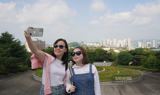 Đoàn khách Việt Nam khám phá thành phố Jeonju, tỉnh Jeonllanam-do, Hàn Quốc năm 2023. Ảnh: Ý Yên