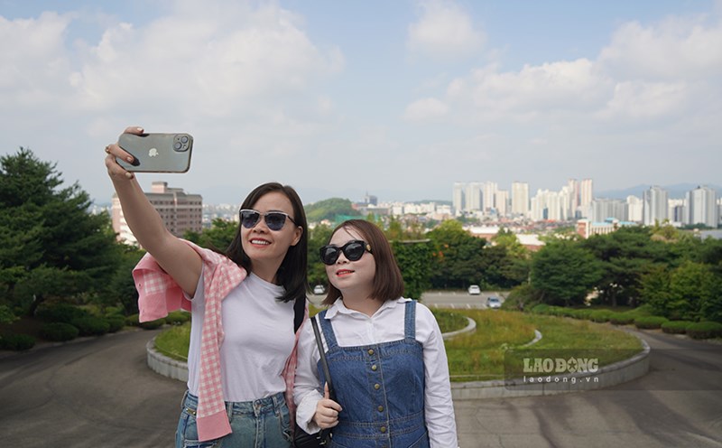 Đoàn khách Việt Nam khám phá thành phố Jeonju, tỉnh Jeonllanam-do, Hàn Quốc năm 2023. Ảnh: Ý Yên