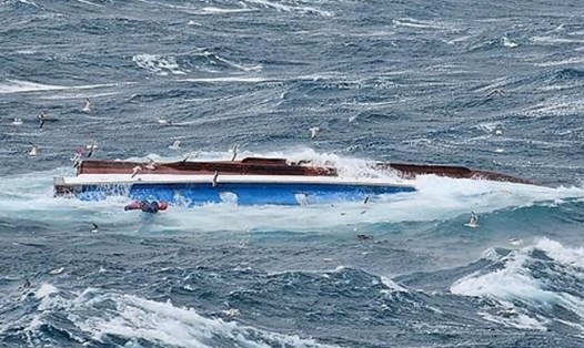 Tàu cá bị lật ở khơi đảo Jeju, Hàn Quốc, ngày 1.3.2024. Ảnh: Cảnh sát biển Hàn Quốc/Yonhap
