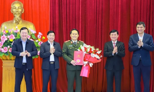 Thường trực Tỉnh ủy Nghệ An chúc mừng Thiếu tướng Bùi Quang Thanh. Ảnh: Thu Hiền