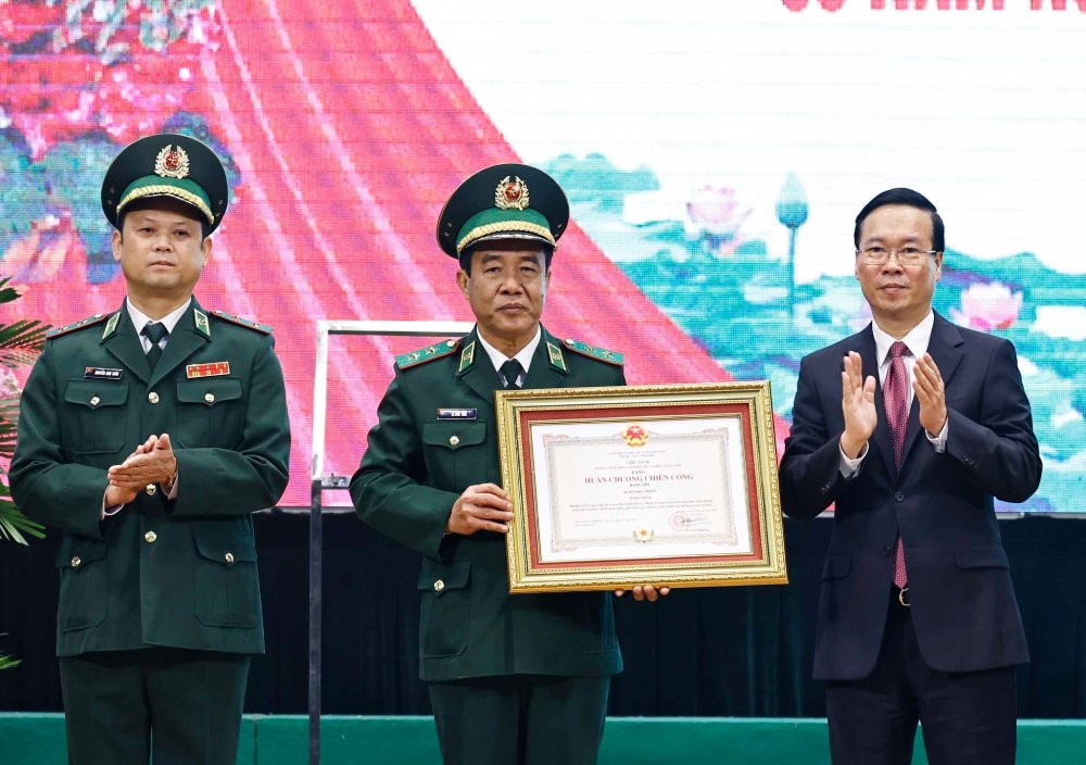 Chủ tịch nước Võ Văn Thưởng trao Huân chương cho Bộ đội Biên phòng. Ảnh: Thống Nhất