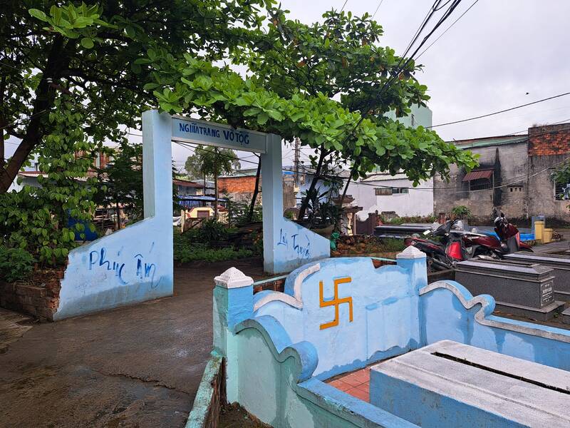 Nghĩa trang nhân dân ở trong khu dân cư của Đà Nẵng. Ảnh: Nguyễn Linh