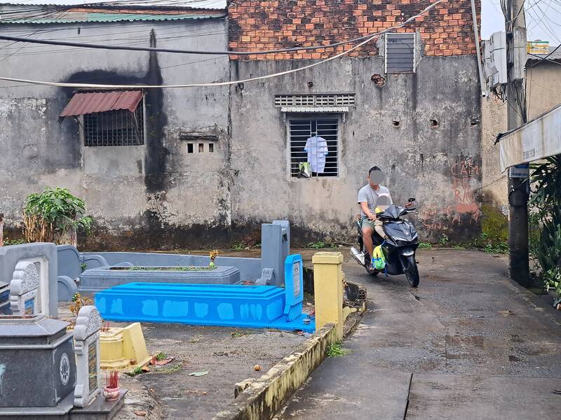 Người dân ở phường Hòa Khánh Nam đã quen với cảnh sống chung với mồ mả. Ảnh: Nguyễn Linh