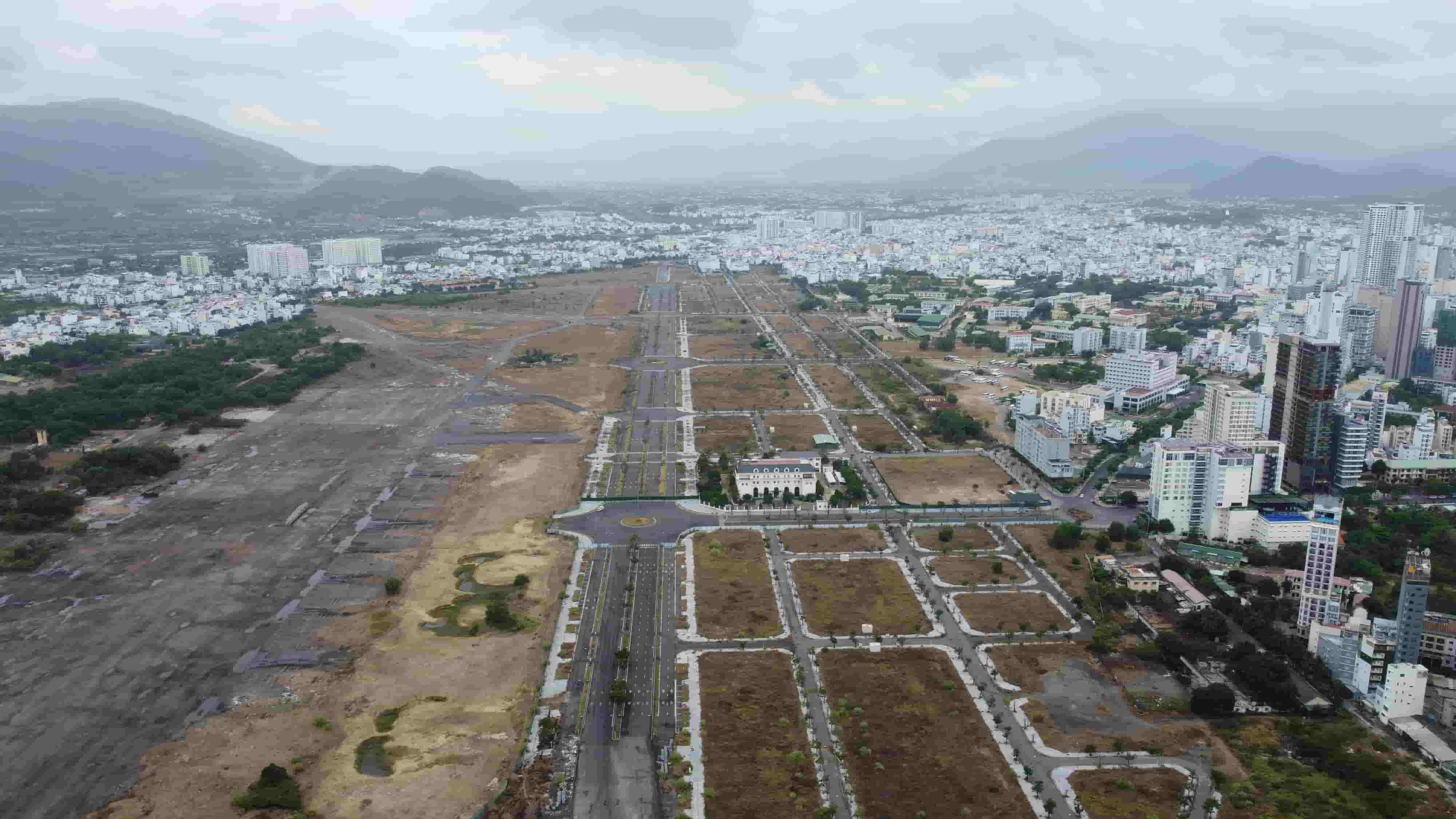 Nhiều khu đất được phân lô tại Sân bay Nha Trang (cũ). Ảnh: Hữu Long