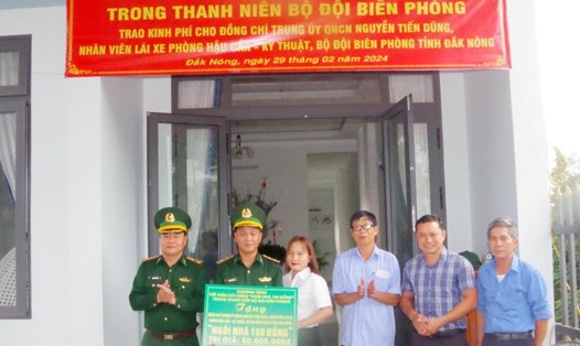 Trao kinh phí cho Trung úy quân nhân chuyên nghiệp Nguyễn Tiến Dũng. Ảnh: Hồng Thắm