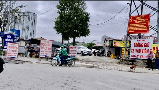 Các điểm trông giữ xe trước cổng Bệnh viện K - Cơ sở Tân Triều. Ảnh: Minh Hạnh 