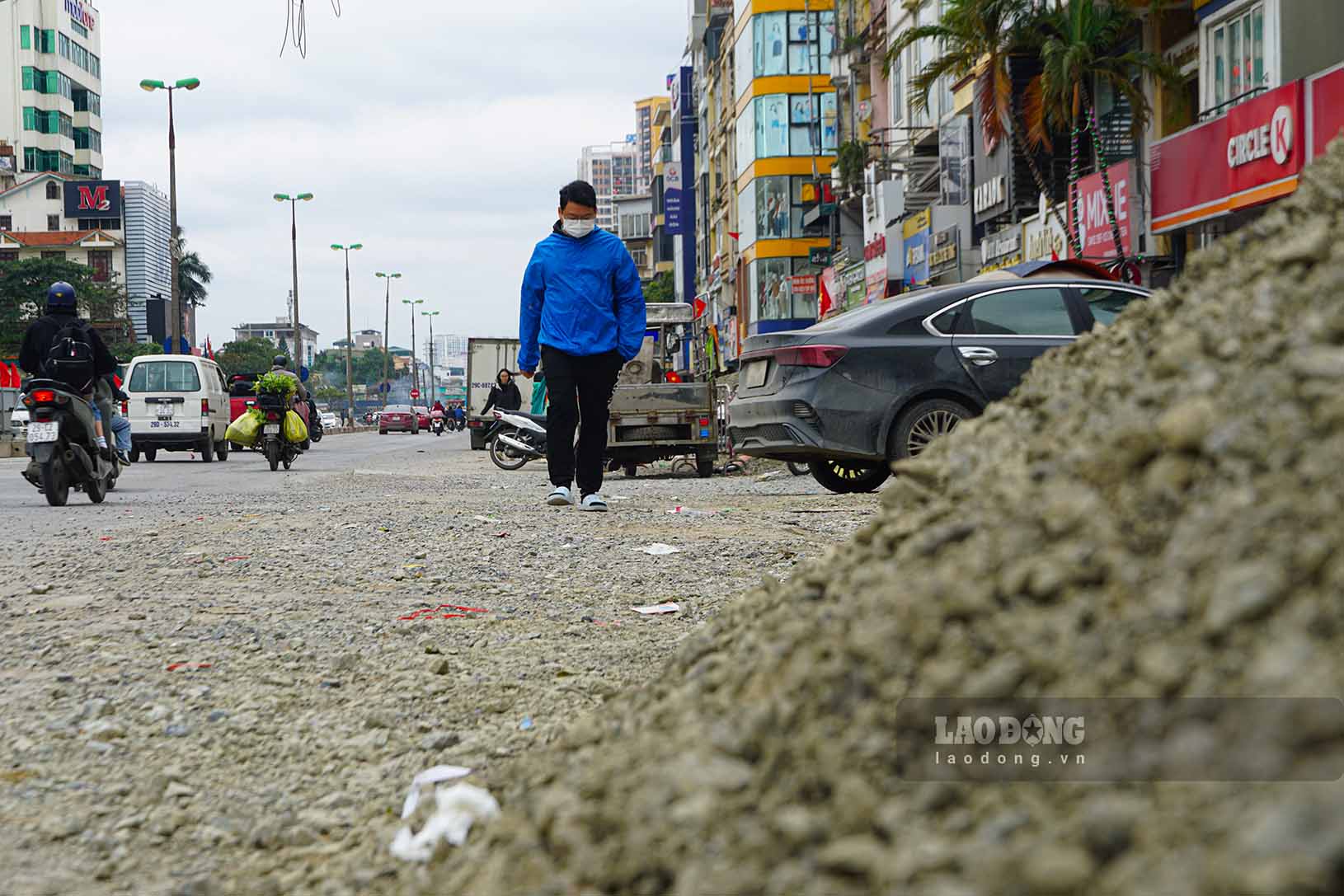 Trong khi đó, tại khu vực đường Kim Đồng, chỉ có lác đác vài công nhân đang thi công các hạng mục nhỏ lẻ, không thường xuyên hoạt động.
