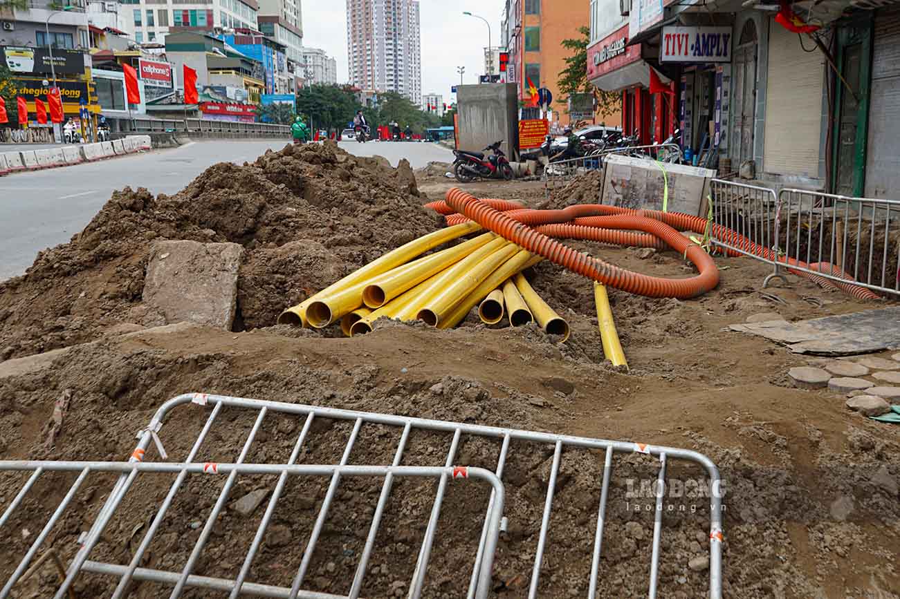 Hiện việc thi công phần hầm ở phía phường Định Công đã cơ bản xong, tuy nhiên tại đây hiện không thể thi công đường dẫn xuống hầm tiếp vì đang vướng 1 hộ dân tự dựng nhà lán và 1 trạm biến thế điện chưa thể di dời.