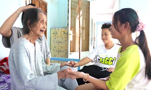 Con cháu sum vầy bên cụ bà Trịnh Thị Khơng tại nhà ở TP Long Khánh, tỉnh Đồng Nai. Ảnh: Hà Anh Chiến