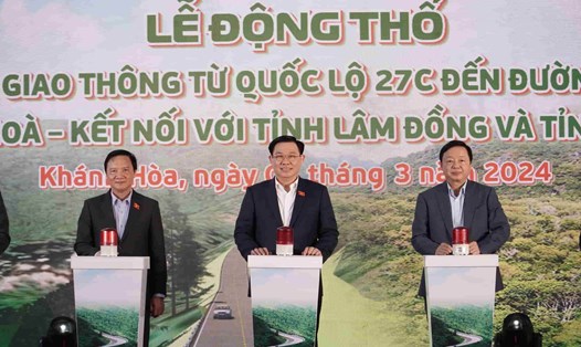 Chủ tịch Quốc hội Vương Đình Huệ nhấn nút khởi công đường 1.900 tỉ đồng kết nối Khánh Hòa - Ninh Thuận - Lâm Đồng. Ảnh: Hữu Long