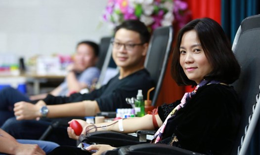 Bà Lê Thị Ánh Mai trong một lần tham gia hiến máu tình nguyện. Ảnh: Viện Huyết học - Truyền máu Trung ương