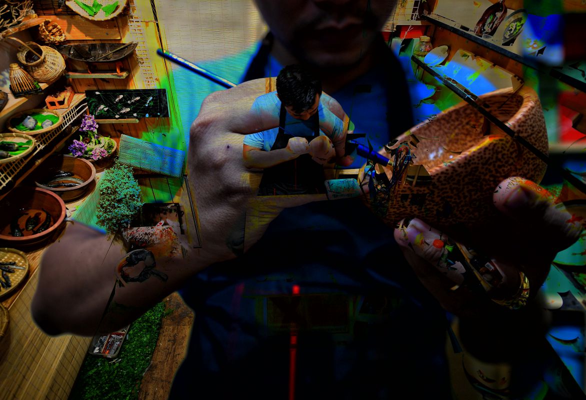 Chân dung của nghệ nhân Nguyễn Tấn Đạt (Mr Cá) ở TP Hồ Chí Minh, một người đa tài từ làm tranh cá 3D, các món ăn bằng đất nặn thuần Việt, viết thư pháp, thực hiện các video clip về nhân vật...