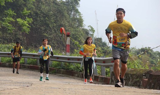 Các vận động viên tham gia giải chạy cung đường Vườn Quốc gia Bạch Mã kêu gọi bảo tồn động, thực vật hoang dã trong năm 2023. Ảnh: Thành Đạt