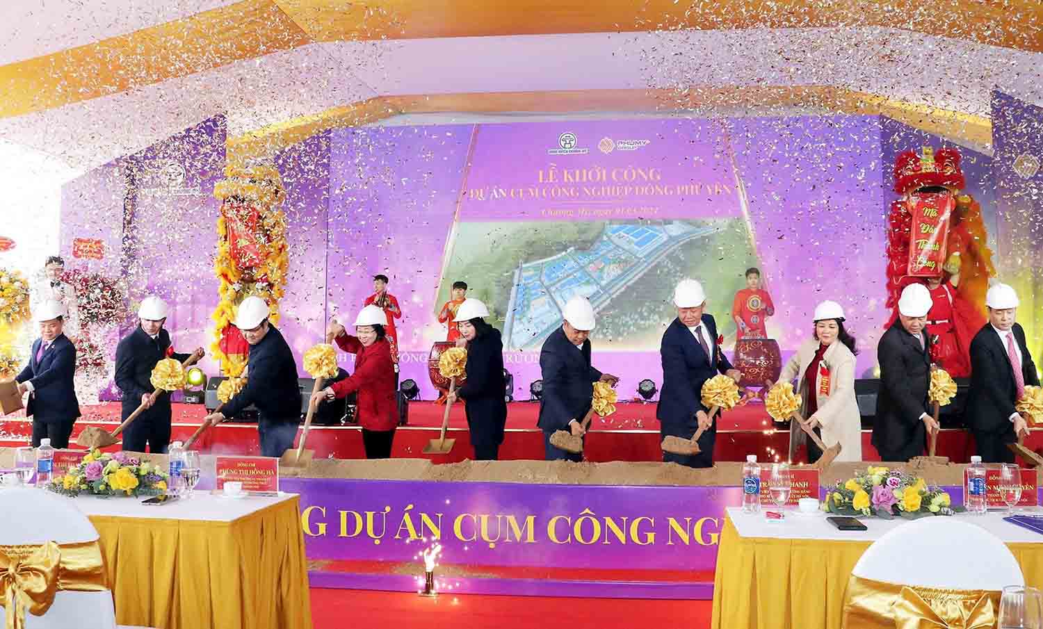 Chủ tịch UBND TP Hà Nội Trần Sỹ Thanh và các đại biểu thực hiện nghi lễ khởi công Cụm công nghiệp Đông Phú Yên. Ảnh: Kim Nhuệ