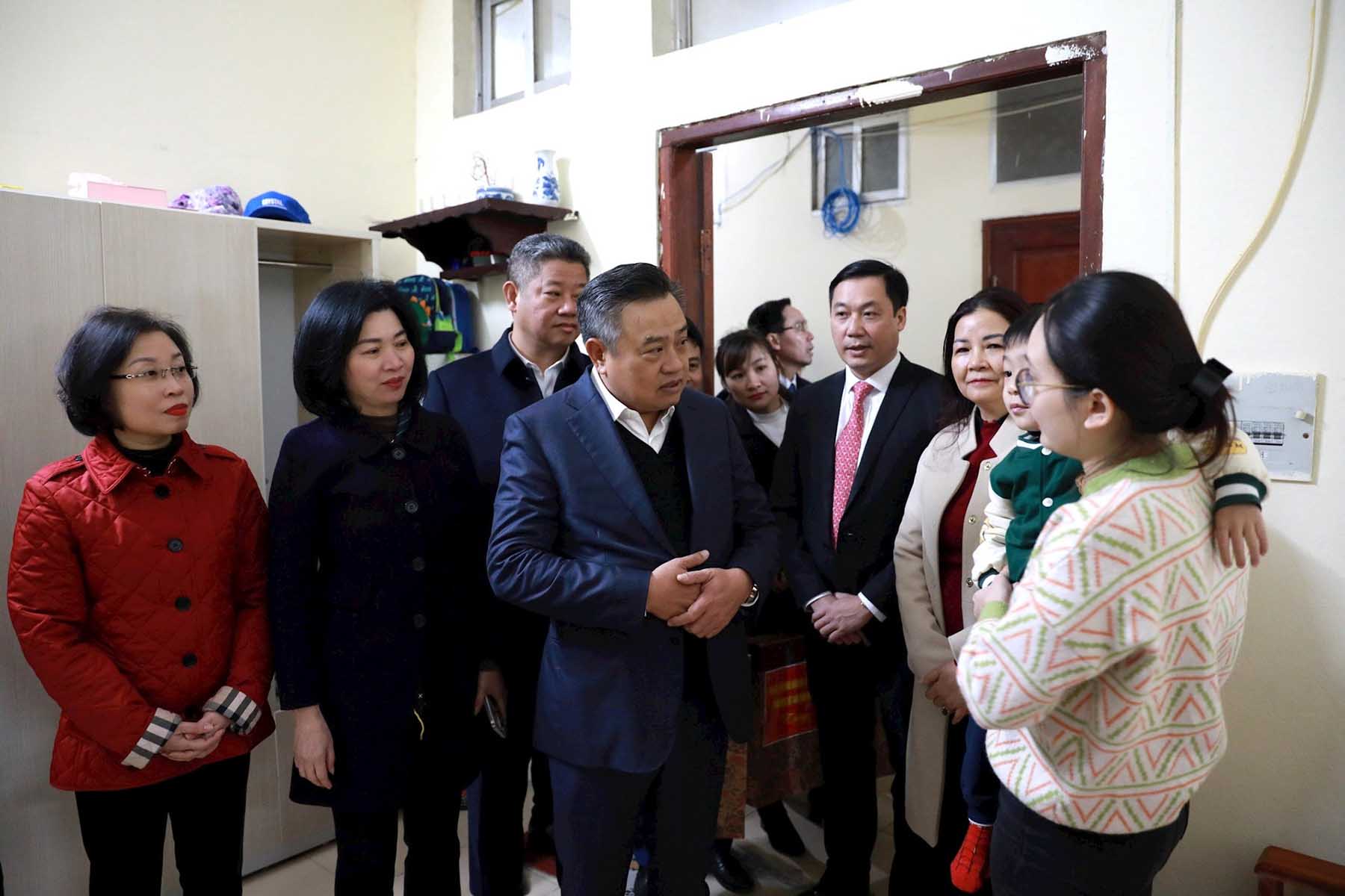 Chủ tịch UBND TP Hà Nội Trần Sỹ Thanh thăm, động viên công nhân sinh sống, làm việc tại Khu công nghiệp Phú Nghĩa. Ảnh: Kim Nhuệ