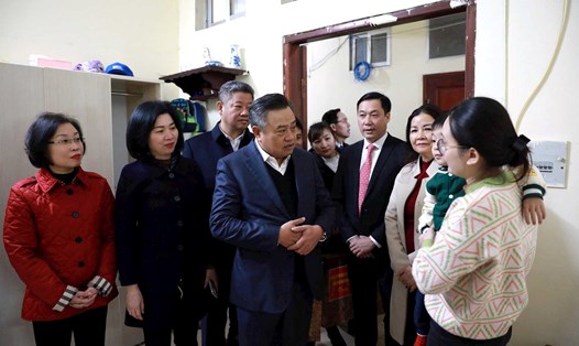 Chủ tịch UBND TP Hà Nội Trần Sỹ Thanh thăm, động viên công nhân sinh sống, làm việc tại Khu công nghiệp Phú Nghĩa. Ảnh: Kim Nhuệ