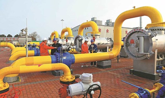 Kỹ thuật viên kiểm tra đường ống tại một trạm khí đốt ở Trừ Châu, tỉnh An Huy, Trung Quốc, tháng 2.2024. Ảnh: China Daily