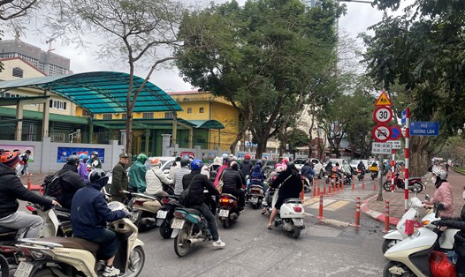 Giao thông trước cổng Trường Tiểu học Nguyễn Du. Ảnh: Khánh An