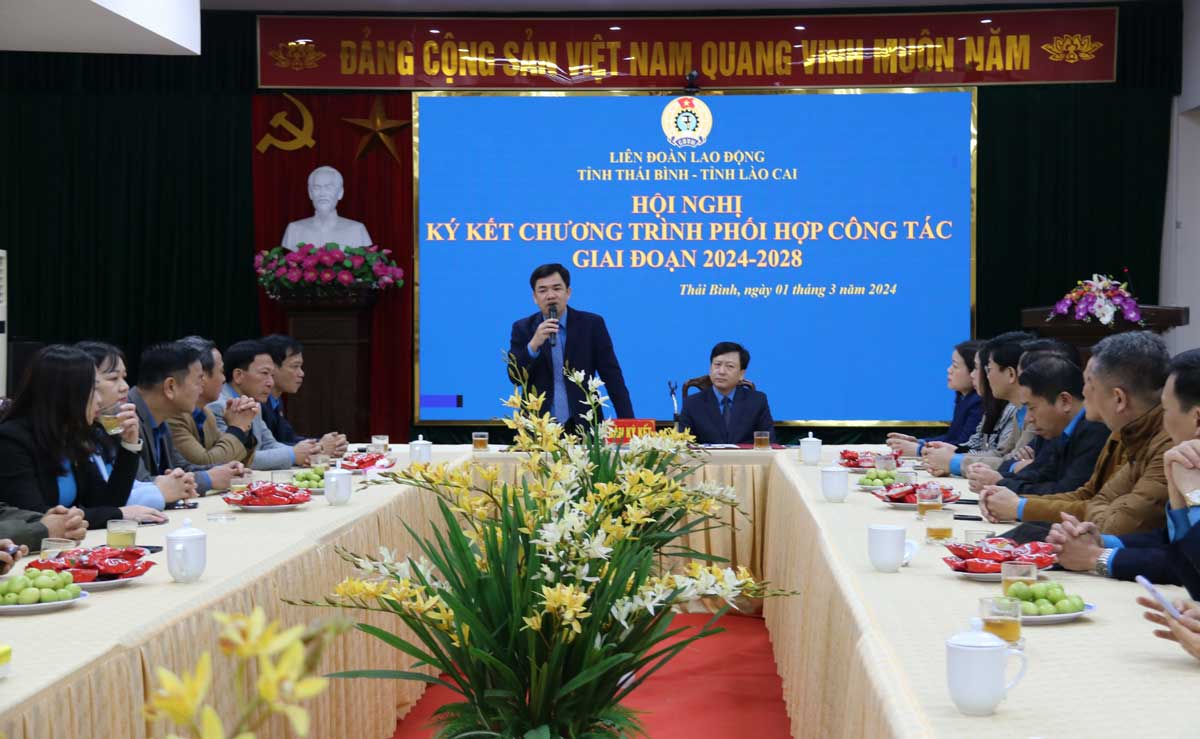 Chủ tịch LĐLĐ tỉnh Thái Bình Bùi Xuân Vinh báo cáo khái quát về hoạt động của tổ chức Công đoàn trong tỉnh. Ảnh: Bá Mạnh