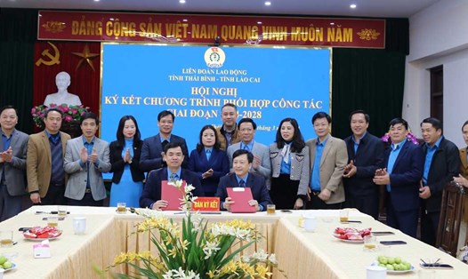 Lãnh đạo LĐLĐ hai tỉnhThái Bình, Lào Cai ký kết chương trình phối hợp hoạt động công đoàn. Ảnh: Bá Mạnh