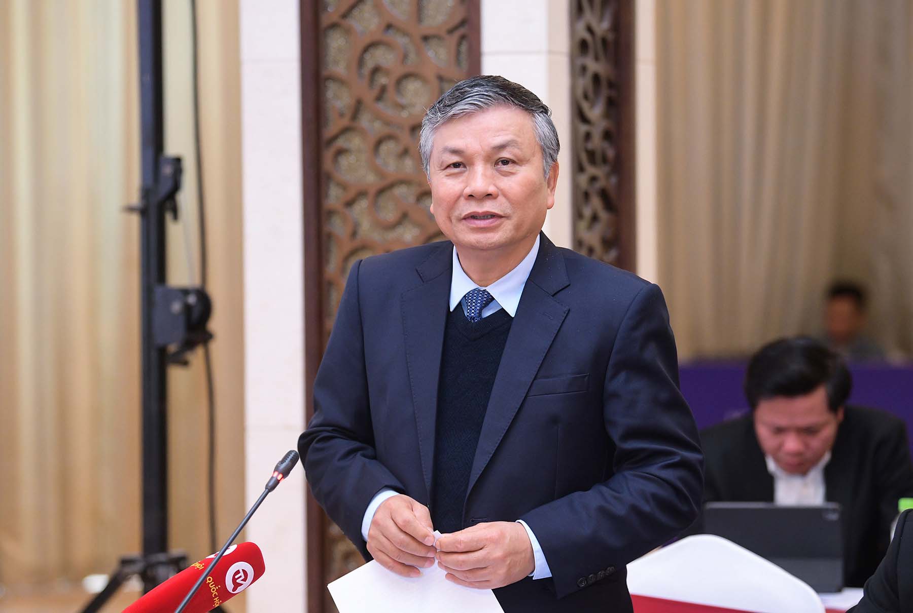 Thứ trưởng Bộ Nội vụ Nguyễn Trọng Thừa trình bày tờ trình. Ảnh: VPQH  