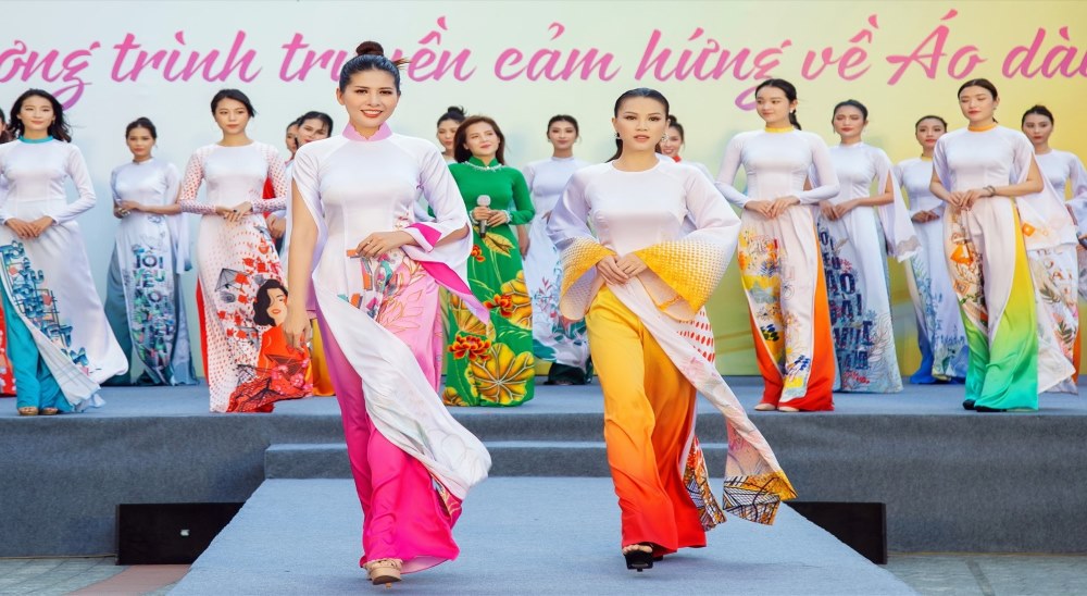 Trình diễn áo dài trong Lễ hội Áo dài Thành phố Hồ Chí Minh lần thứ 8. Ảnh: Chương trình cung cấp