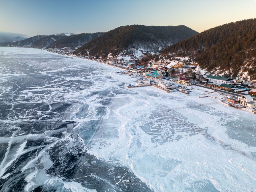 Hồ nước sâu nhất thế giới đóng băng vào mùa đông. Ảnh: Nhân vật cung cấp