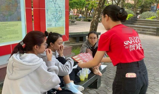 Sau khi tốt nghiệp, chị Nghi xin làm nhân viên toàn thời gian cho một cửa hàng cà phê. Ảnh: Nhân vật cung cấp