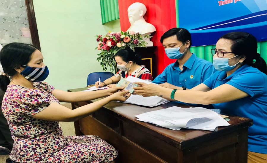 Giải ngân số tiền từ Quỹ trợ vốn cho ĐV, NLĐ. Ảnh: An Khương