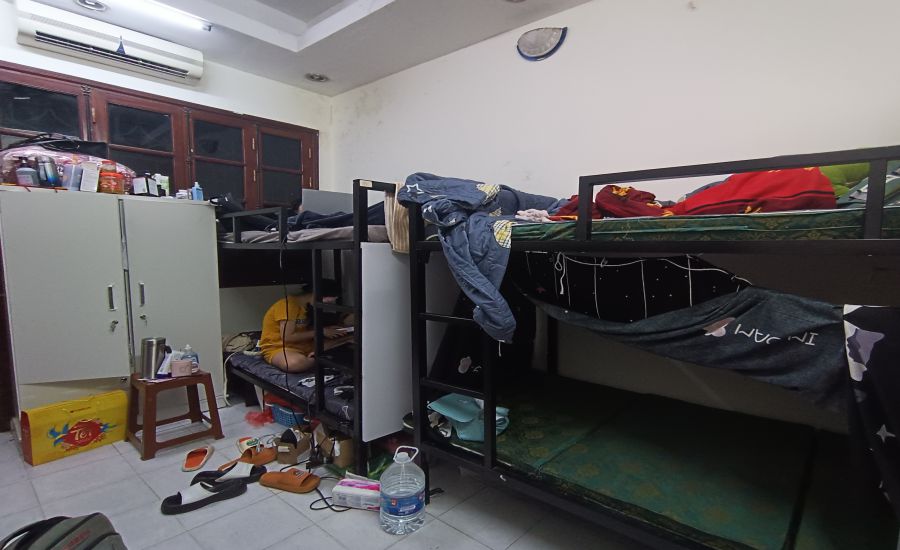 một căn phòng có diện tích chưa đầy 20m2, chủ nhà ở Khương Trung (quận Thanh Xuân) đã kinh doanh dịch vụ homestay, có thể ở tối đa 4 người/phòng với mức chi phí 1,6 triệu đồng/người/tháng. Ảnh: Thu Giang