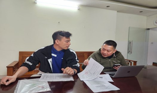 Tại Công ty ANA, anh Nguyễn Quang Mạnh - giáo viên dạy tiếng Hàn (bên trái) - khẳng định: Bà Trịnh Thị Hằng không phải nhân sự của công ty. Ảnh: Đặng Tiến