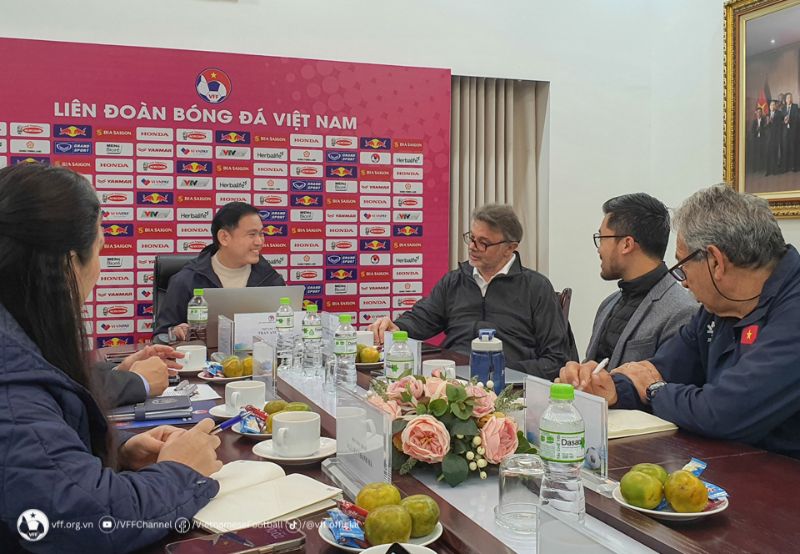 Huấn luyện viên Troussier không muốn kế hoạch của đội tuyển Việt Nam ảnh hưởng đến V.League. Ảnh: VFF