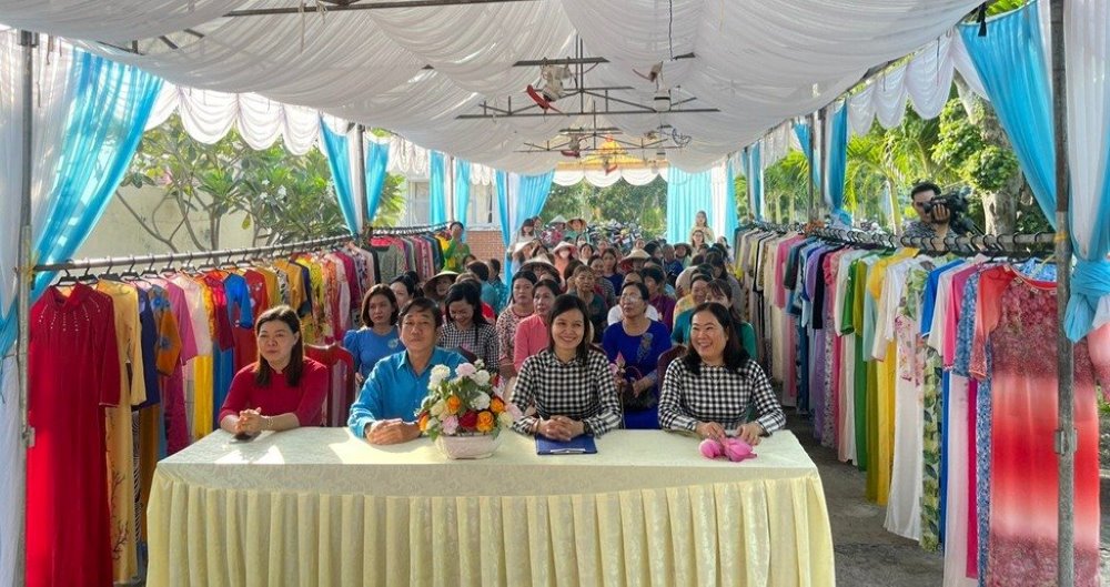 300 chiếc áo dài còn mới, gấp gọn gàng sẽ được trao tay đến nữ công nhân khó khăn. Ảnh: LĐLĐ huyện Hồng Ngự. 