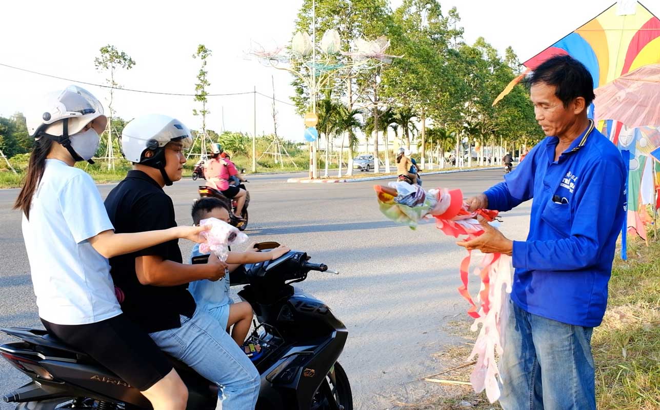 Bán diều gần đó, ông Công ( tỉnh Sóc Trăng) cho biết, nghề chính của bản thân là bán đồ chơi nhưng tới mùa diều thì chuyển sang bán diều để phục vụ nhu cầu của bà con. 