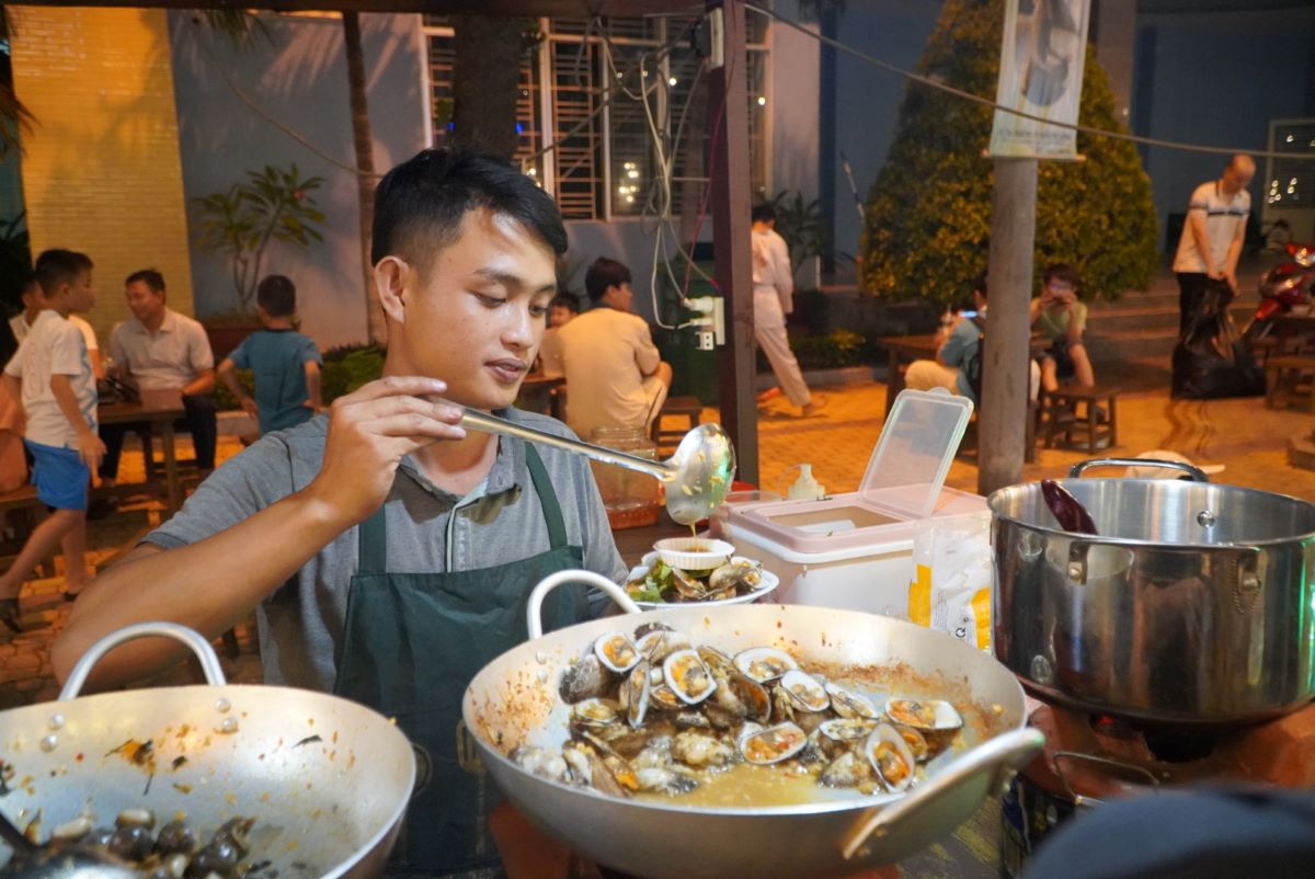 Anh Nguyễn Quang Trung - chủ một quầy hàng bán ốc tại đây cho biết, từ ngày mở cửa, quầy hàng của anh đang khá đắt khách. “Lượng khách đông nên thức ăn liên tục hết. Mỗi phần ốc được bán đồng giá 40.000 đồng“, anh Trung nói.