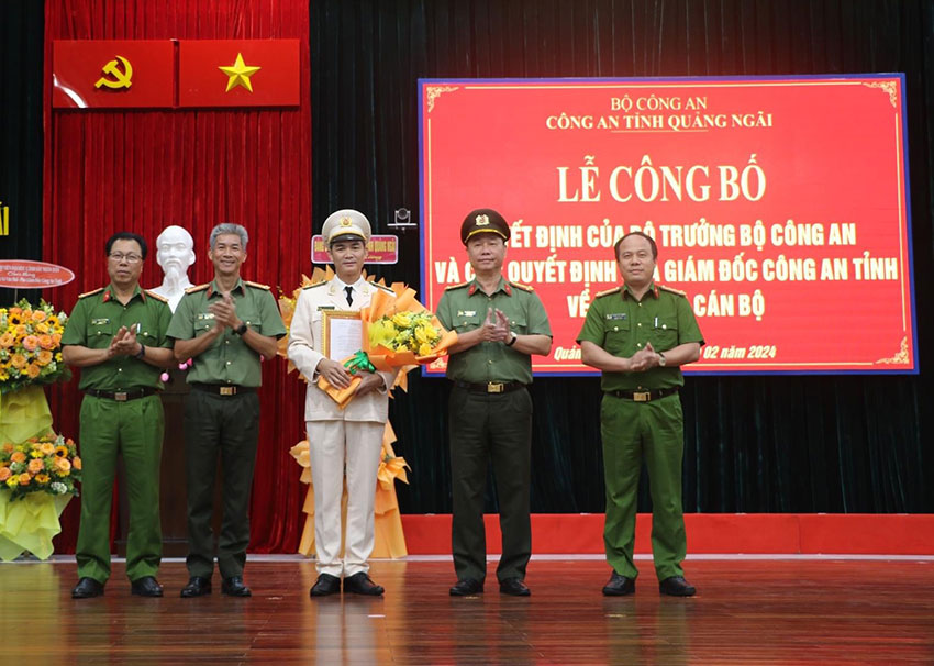 Đại tá Võ Văn Mai (giữa) nhận quyết định bổ nhiệm. Ảnh: Công an tỉnh Quảng Ngãi