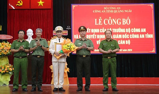 Đại tá Võ Văn Mai (giữa) nhận quyết định bổ nhiệm. Ảnh: Công an tỉnh Quảng Ngãi