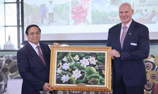Thủ tướng Chính phủ Phạm Minh Chính tặng quà cho Trung tâm Nghiên cứu cây trồng và thực phẩm New Zealand. Ảnh: VGP