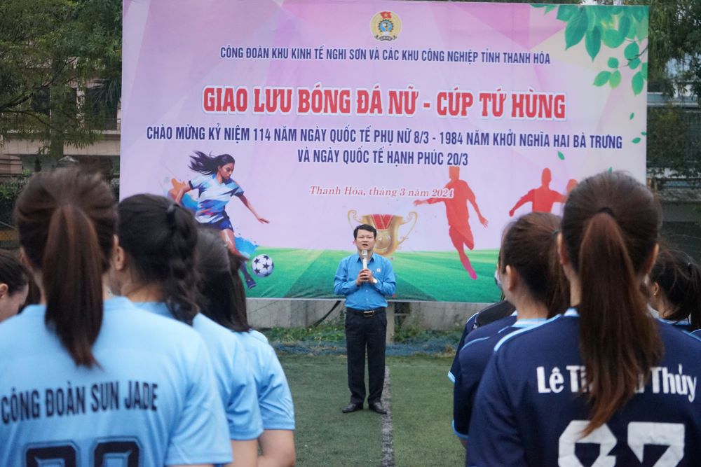 Đại diện Công đoàn Nghi Sơn phát biểu khai mạc giải giao lưu bóng đá nữ công nhân. Ảnh: Quách Du