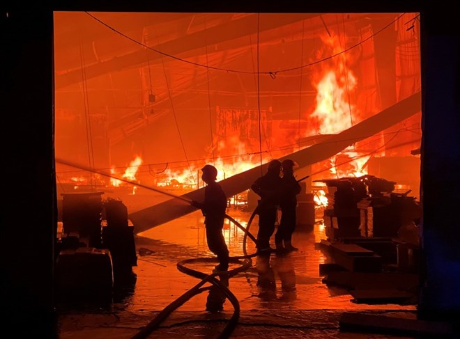 Hiện trường vụ hỏa hoạn ở Bình Dương. Ảnh: Đình Trọng