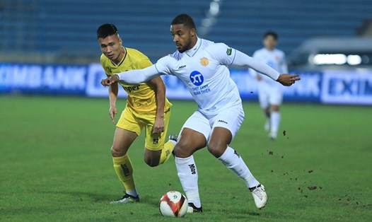 Rafaelson ghi đến 14 bàn trong 13 trận giúp Nam Định dẫn đầu V.League. Ảnh: VPF