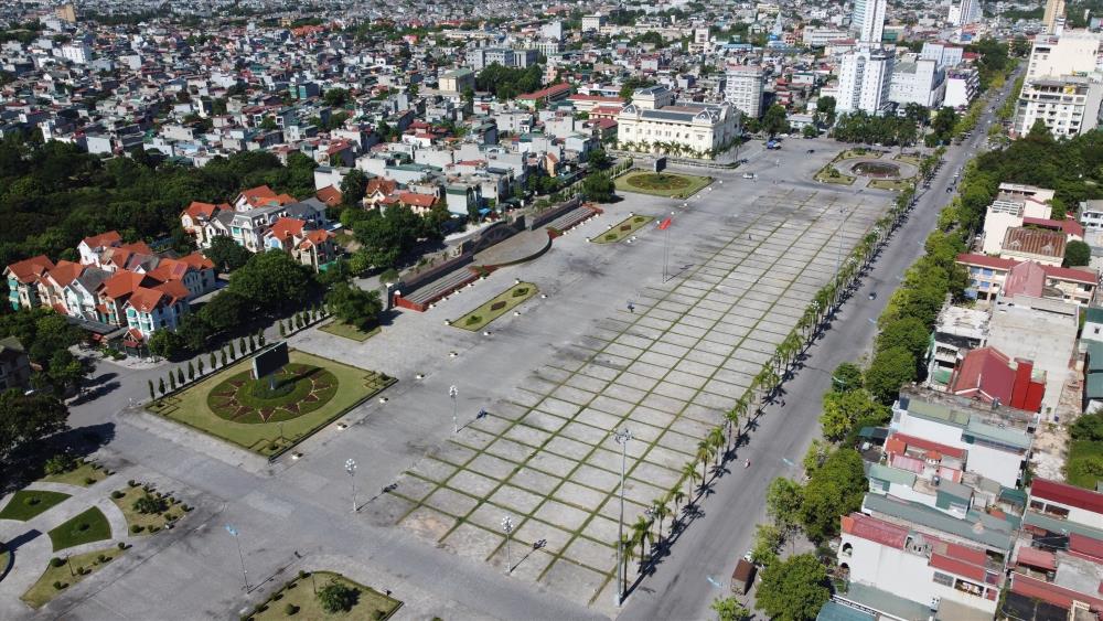 Trước đó như báo Lao Động đã phản ánh, Quảng trường Lam Sơn (ở TP Thanh Hóa) được xây dựng vào năm 2005, rộng gần 55.000 m2 và được xem là quảng trường lớn nhất xứ Thanh. Ảnh: Quách Du