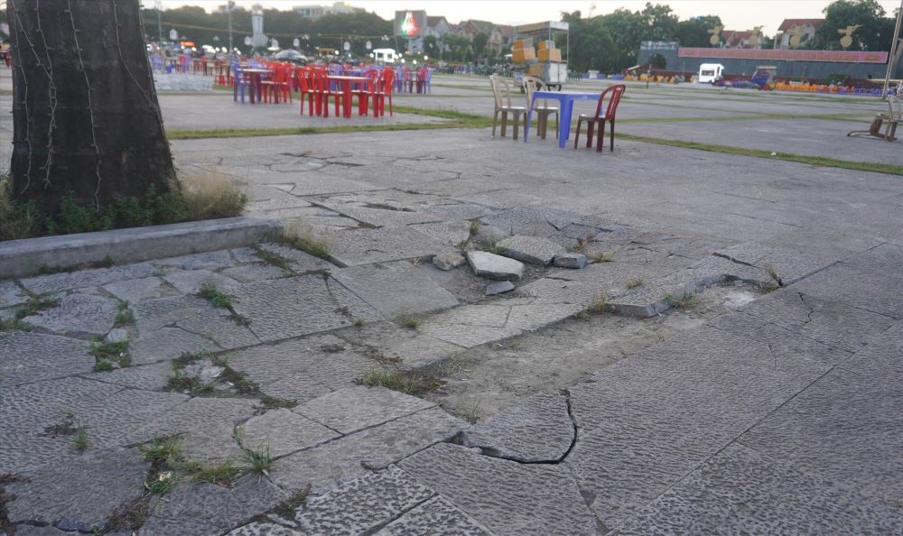 Tuy nhiên, thời gian qua nhiều hạng mục tại khu vực Quảng trường Lam Sơn bị xuống cấp, lún nứt. Đặc biệt, nhiều gạch đá bị rơi vỡ tại nhiều điểm. Ảnh: Quách Du (chụp tháng 7.2023)
