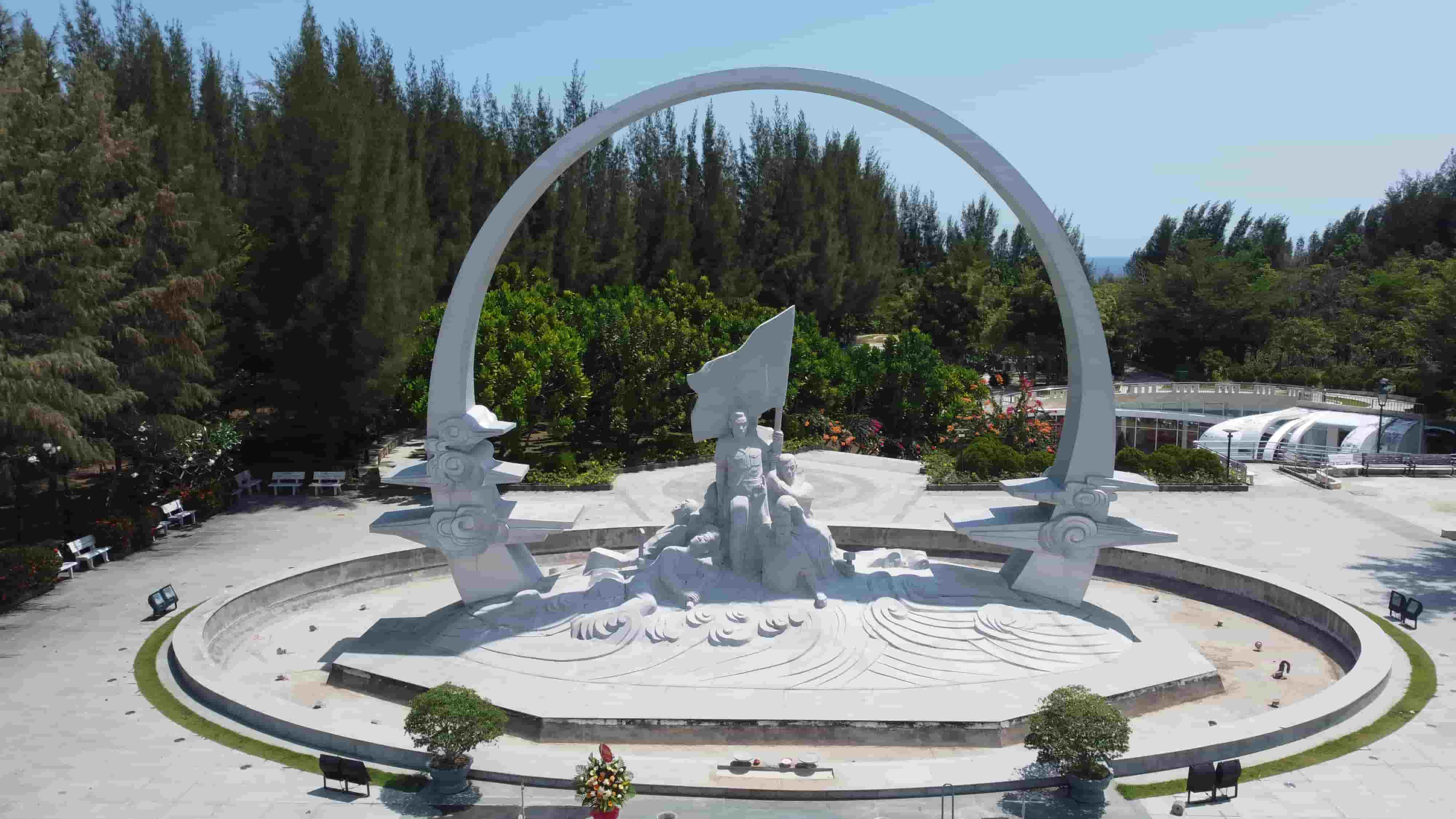 Khu tưởng niệm chiến sĩ Gạc Ma được xây dựng trên khu đất rộng hơn 25.000m2, ở phía Đông Đại lộ Nguyễn Tất Thành, tại xã Cam Hải Đông, huyện Cam Lâm, để tưởng nhớ 64 chiến sĩ hải quân Việt Nam đã anh dũng hy sinh vào ngày 14.3.1988 bảo vệ chủ quyền biển đảo thiêng liêng của Tổ quốc. 