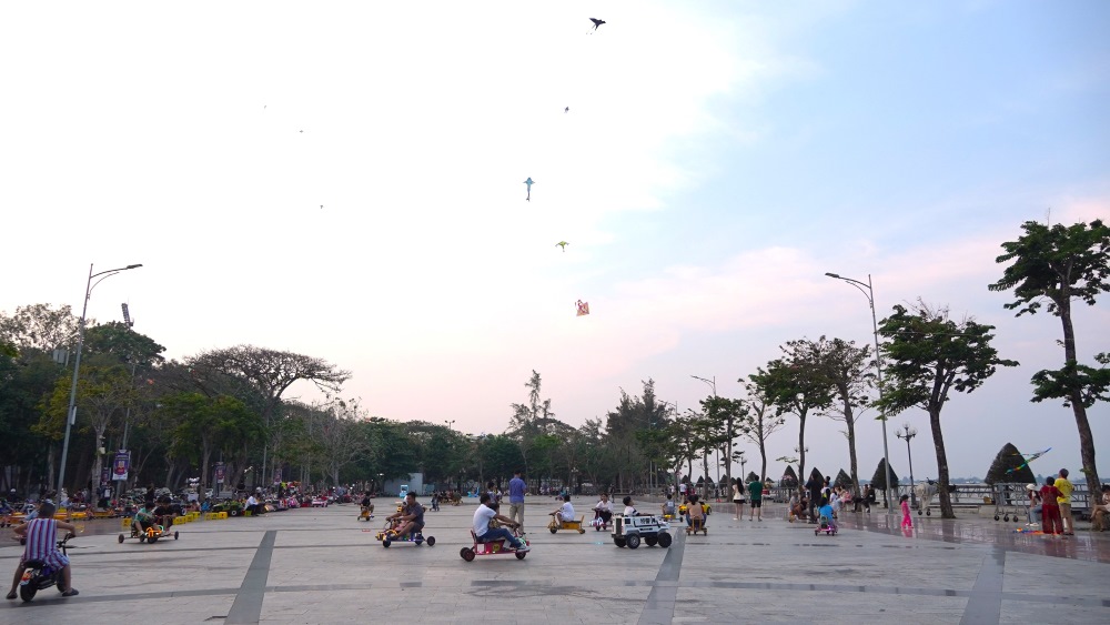 Những ngày này, tại công viên sông Hậu (quận Ninh Kiều, TP Cần Thơ), không khó để bắt gặp cảnh hàng chục chiếc diều đủ mọi màu sắc, kích cỡ bay lượn trên trời vào mỗi buổi chiều, bởi thả diều là trò chơi hấp dẫn lớn đối với nhiều người.