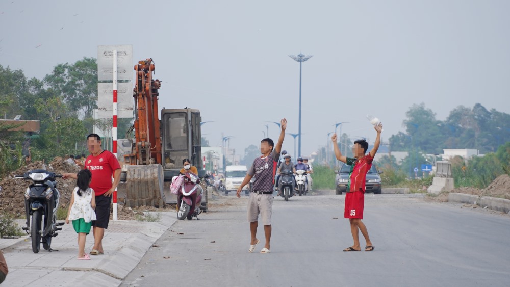 Tại gần vòng xoay trên đường Võ Văn Kiệt (quận bình Thủy), nơi đây tuy không có dây diện nhưng người dân vô tư tung tăng dưới lòng đường để thả diều gây mất an toàn cho người tham gia giao thông.