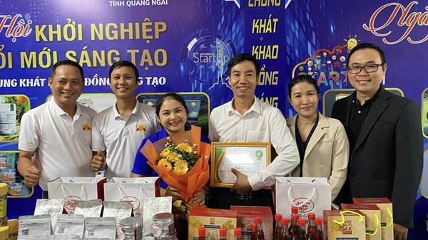 Chị Nguyễn Thị Hồng Sen (thứ 3 từ trái sang) đã có nhiều đóng góp để thúc đẩy phong trào thanh niên khởi nghiệp ở huyện Bình Sơn. Ảnh: Hồng Sen
