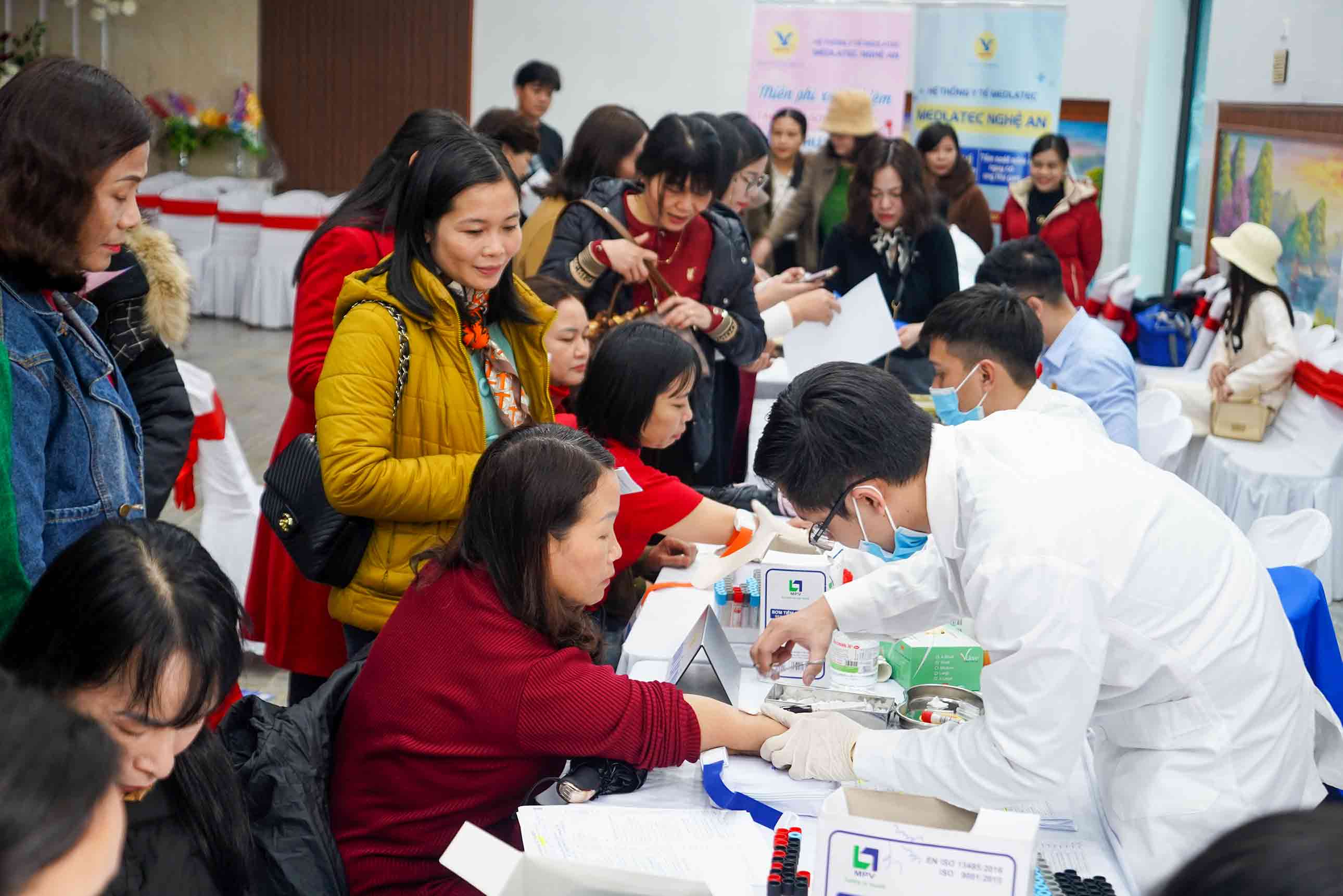 Tại chương trình, đã có hơn 150 giáo viên đã được thăm, khám kiểm tra sức khỏe. Ảnh: Quang Đại