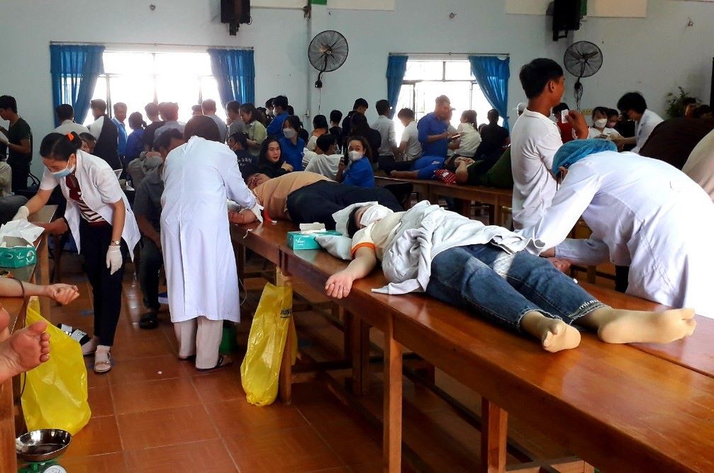 Các y, bác sĩ tiến hành lấy máu các đoàn viên LĐLĐ huyện Hàm Thuận Nam. Ảnh: Phạm Duy
